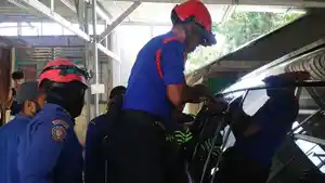Damkar-evakuasi-kunci-mobil-sport-pinrang.jpg