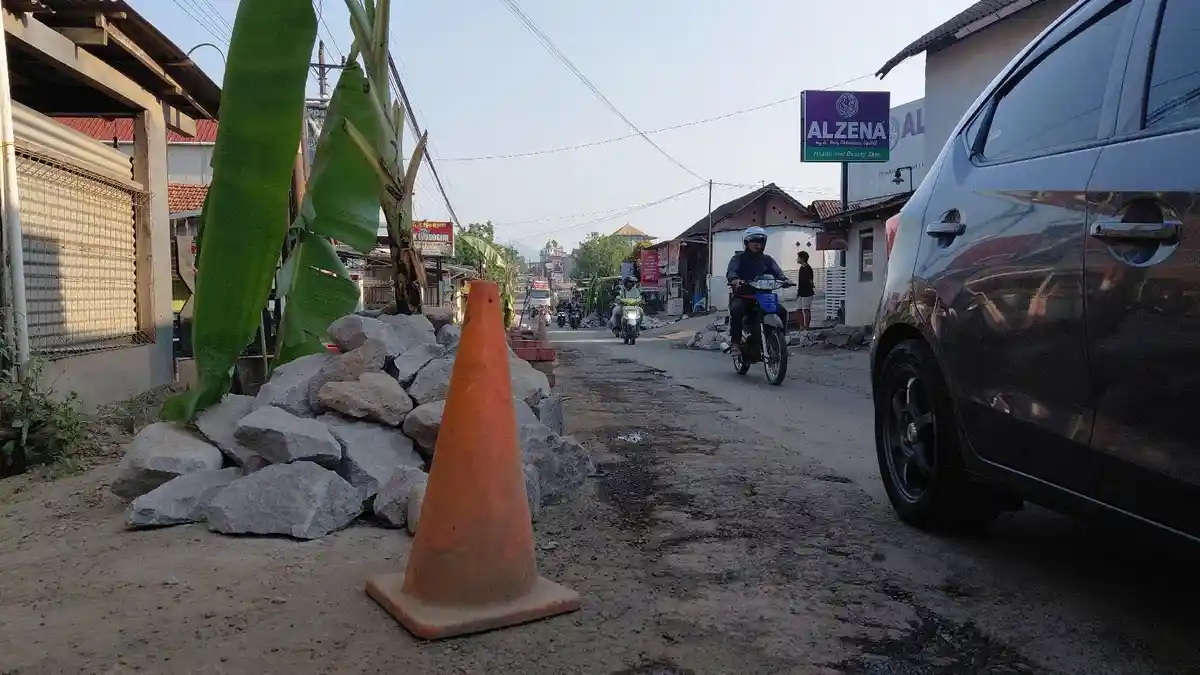 Protes Jalan Rusak, Warga Wringinputih Bergas Pasang Batu dan Pohon Pisang