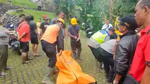 Evakuasi-jenazah-WNA-yang-tertimpa-longsor-di-Jatiluwih.jpg