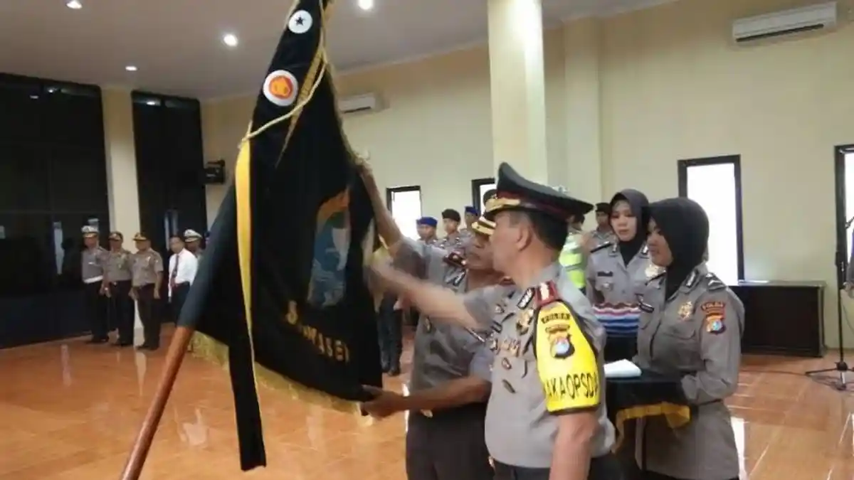 Wakapolda Sulbar Pimpin Tradisi Penyucian Pataka Siammasei