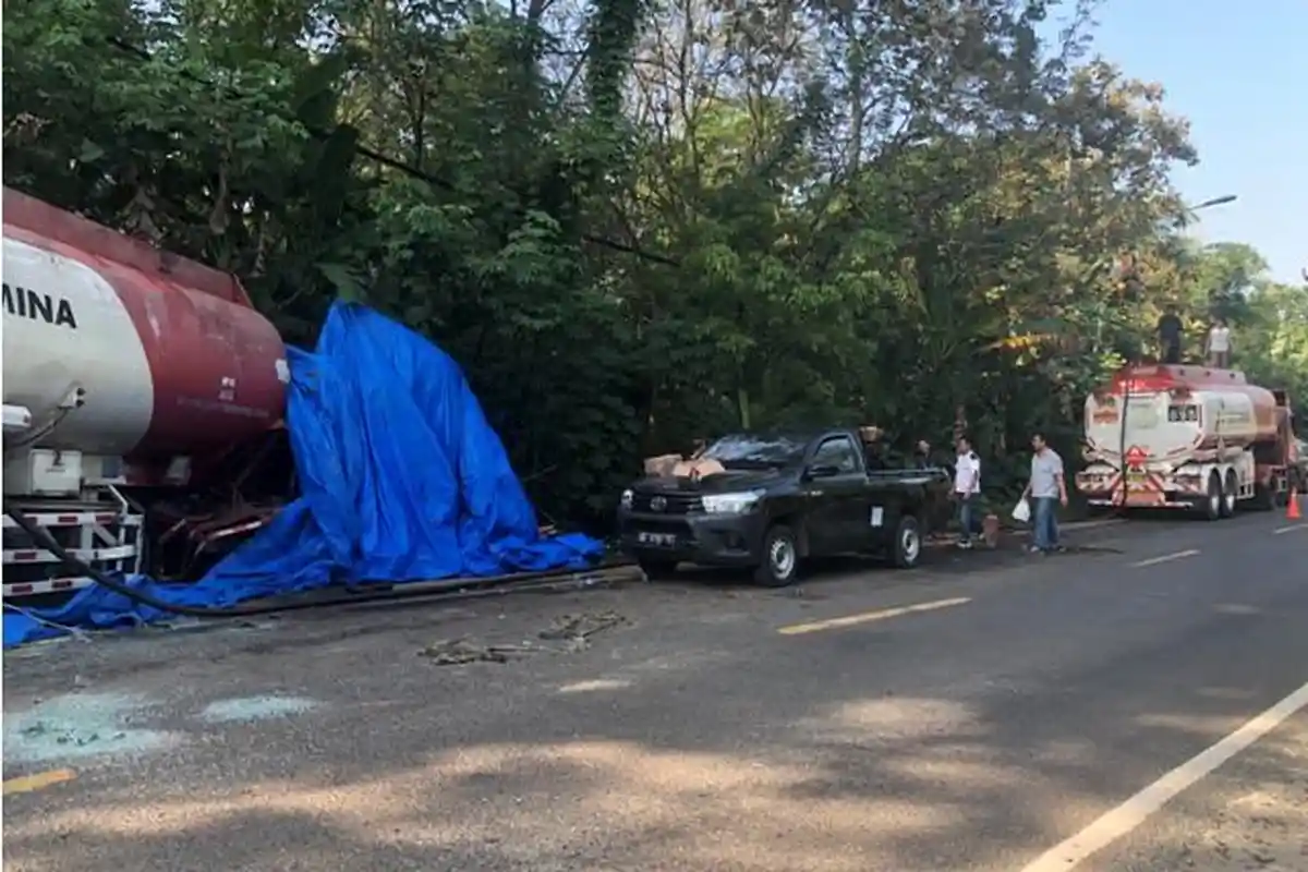 Solar Isi Tangki Truk Pertamina Lakalantas di Lampung Utara Mulai Dievakuasi