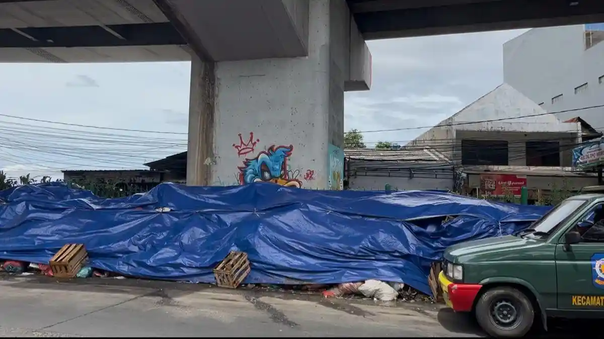Alasan Tumpukan Sampah di Flyover Ciputat Tangsel Ditutup Terpal