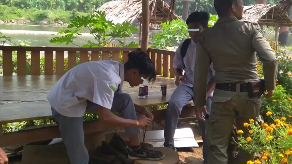Satpol PP Abdya Amankan Dua Siswa SMA Bolos dan Merokok di Gubuk