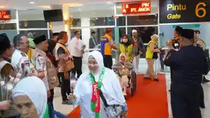 Kloter-pertama-jamaah-haji-asal-Jawa-Tengah-tiba-di-Bandara-Internasional-Adi-Soemarmo.jpg