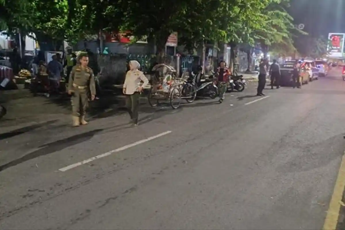 Bersihkan Sekitar Pasar Baru Gresik Dari Pedagang Liar, Satpol PP Berjaga Tengah Malam Sampai Pagi