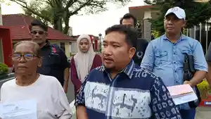 Momen-Lince-Manalu-dan-dua-kuasa-hukumnya-membuat-laporan.jpg