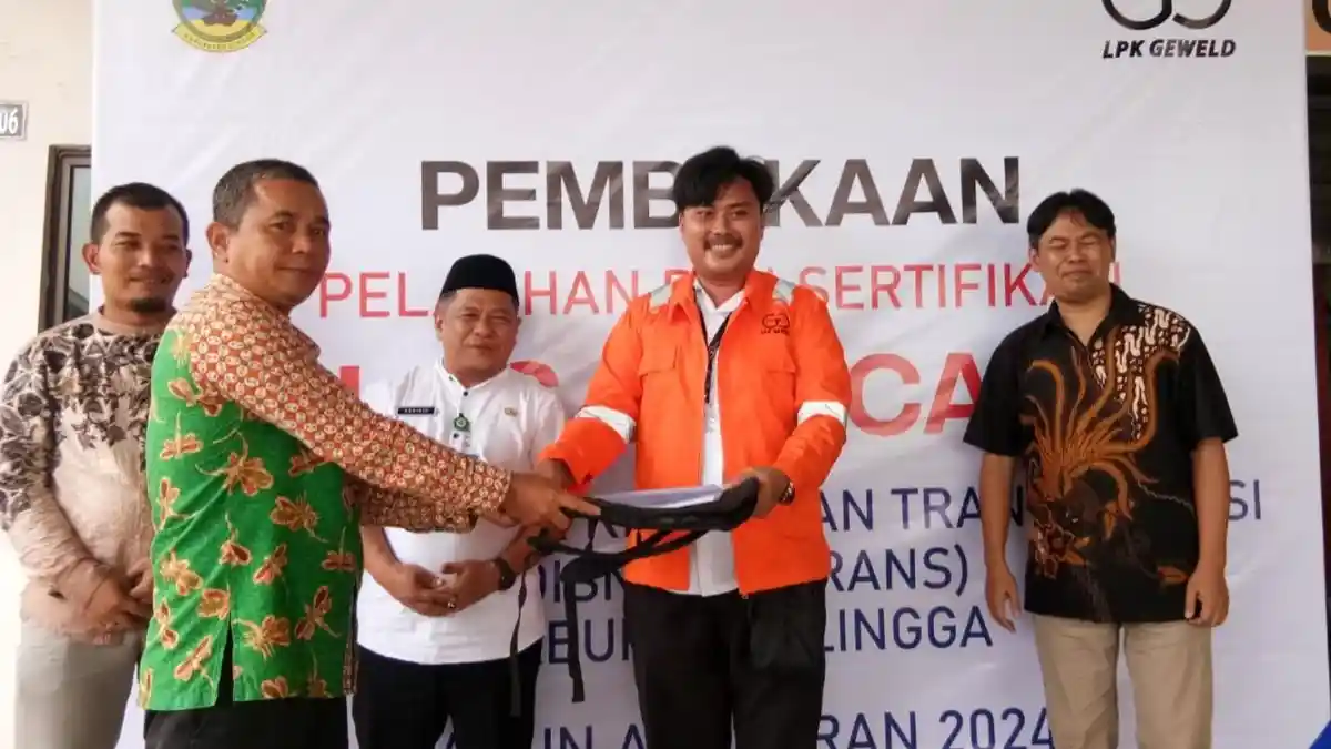 Disnakertrans Lingga Kirim 14 Pencari Kerja ke Batam Ikut Pelatihan Mengelas