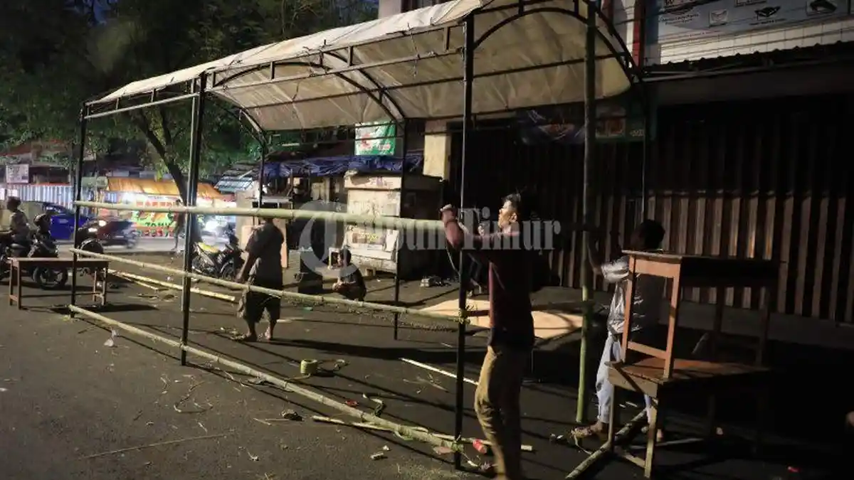 FOTO: Warga Jalan Bandang Makassar Gotong Royong Bangun TPS - warga-membuat-te1.jpg