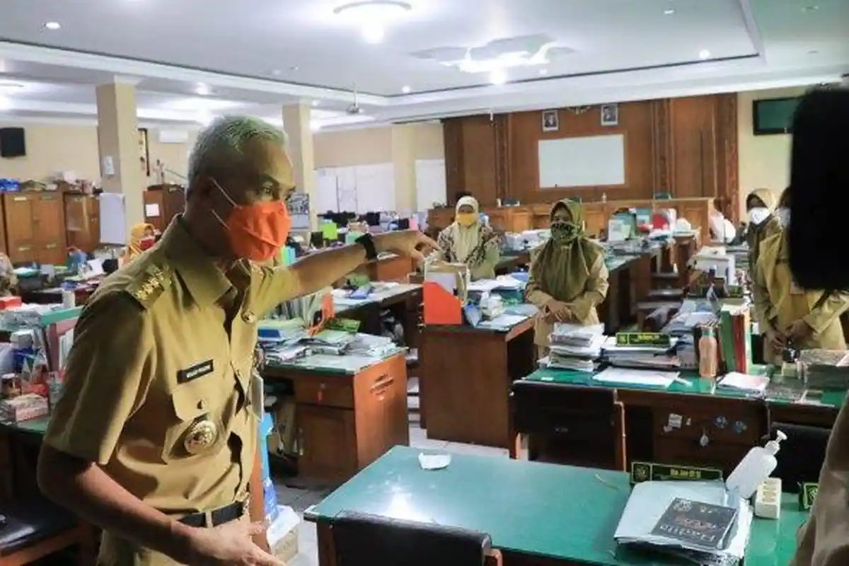 Gibran Marah Besar Saat Dampingi Ganjar Pranowo Sidak ke SMAN di Surakarta 'Catat Nama Mereka'