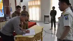 Penandatangan-NPHD-tambahan-dana-hibah-pengamanan-Pilkada-2024.jpg