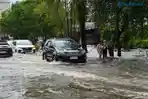 mlah-masyarakat-melintasi-jalanan-yang-terendam-banjir-di.jpg