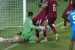 Qatar-menarik-kembali-bola-yang-telah-keluar-lapangan-lalu-ditendang-rekannya-ke-gawang-India.jpg