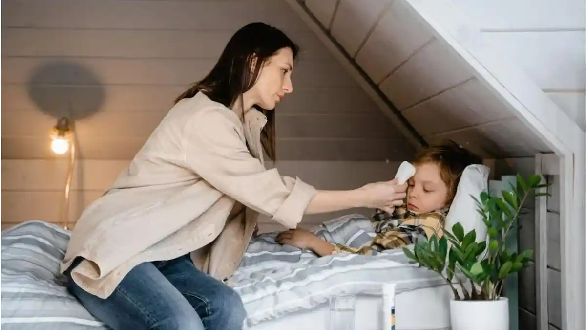 Cara Mengompres yang Benar Saat Anak Demam, Pakai Air Hangat atau Dingin?