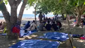 Pengunjung-menikmati-suasana-libur-Hari-Raya-Iduladha-1447-Hijriah-di-kawasan-wisata-Pantai-Koa-Koa.jpg