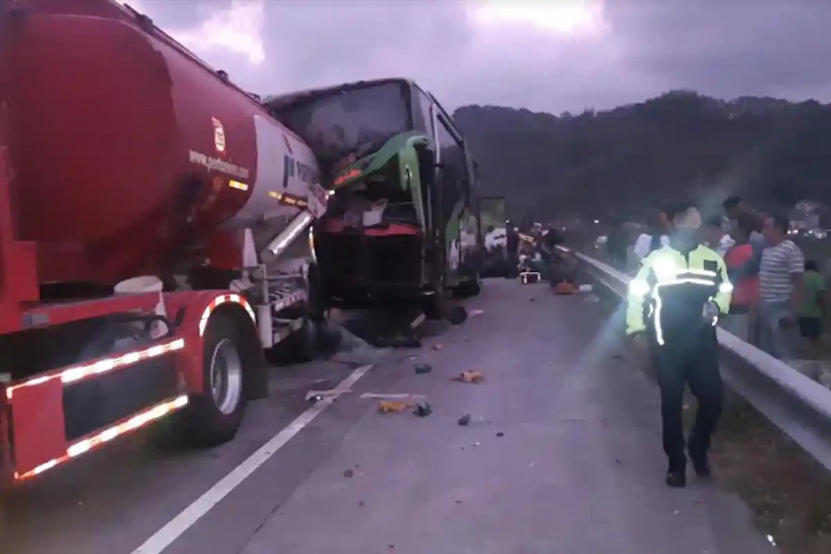 Kronologi Kecelakaan Beruntun Bus Restu di Tol Pandaan - Malang