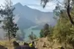 Bendera Tribun Berkibar di Puncak Gunung Rinjani