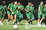 Pemain-Persebaya-Surabaya-menjalani-latihan-tim-di-Stadion-Gelora-10-Nopember-Surabaya.jpg