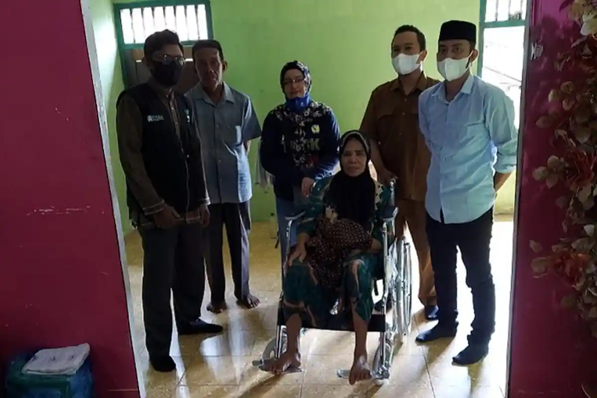 Enam Tahun Lumpuh dan tak Bisa Berjalan, Ramlah Menangis Terima Bantuan Kursi Roda