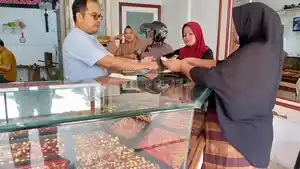 Penjual-emas-di-toko-Tiara-Idi-Rayeuk-sedang-melayani-pembeli-pada-Sabtu-282025.jpg