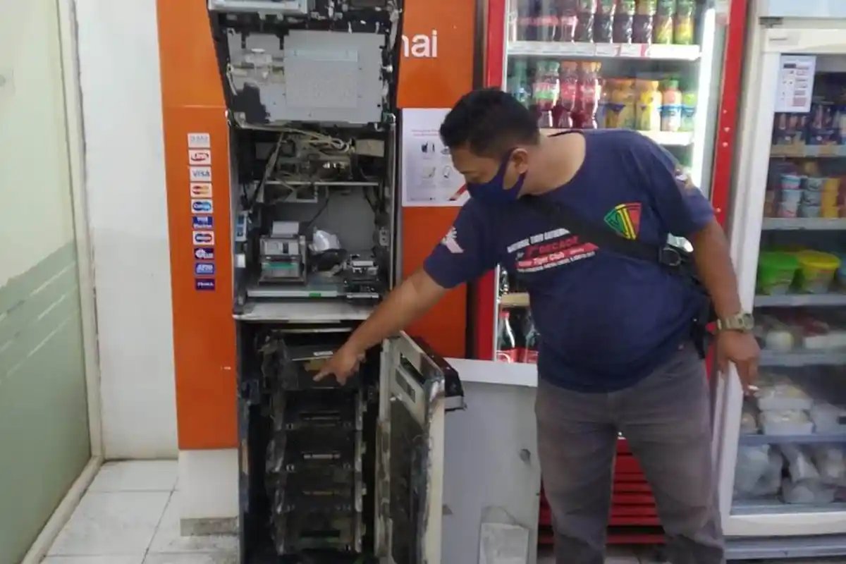 BREAKING NEWS ATM di Minimarket Langkapura Dibobol Maling, Pelaku Bawa Alat Las