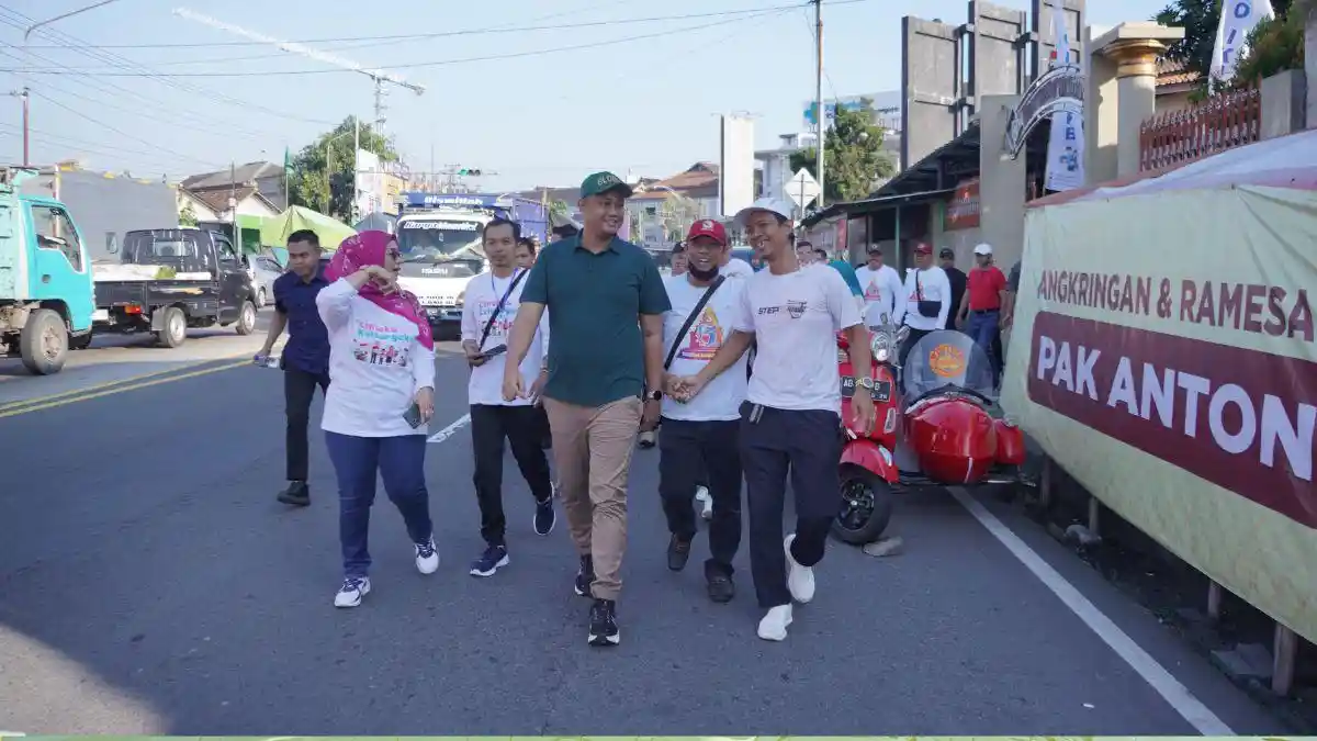 Jalan Sehat Harganas 2025 di Klaten, Bupati Tekankan Peran Keluarga Cetak Generasi Emas