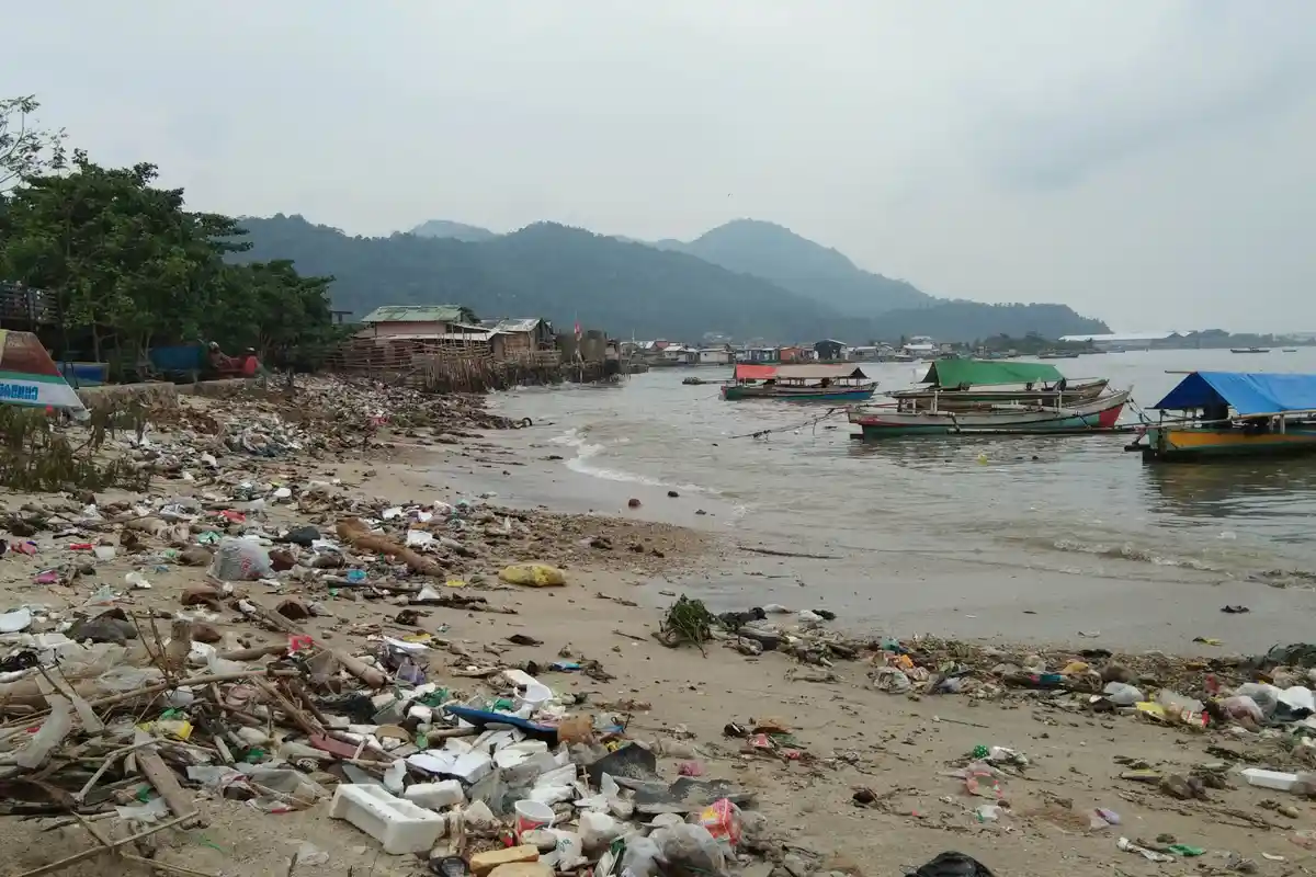 Sampah Menumpuk di Bibir Pantai Panjang Utara, Nelayan Sebut Sampah Abadi