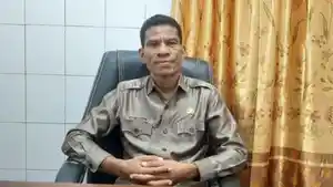 okto-naitboho-saat-diwawancarai-diruang-kerjanya.jpg