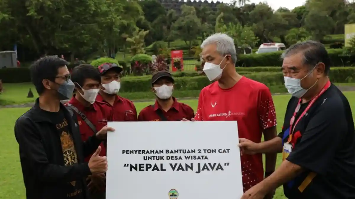 Ganjar Serahkan 2 Ton Cat Warna-Warna, Untuk Percantik Nepal Van Java