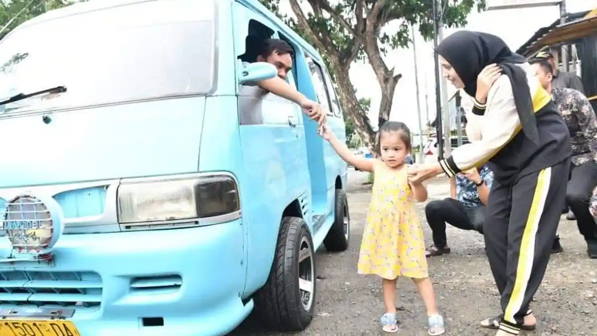 Istri Bupati Sinjai Andi Nurhilda Ajak Anaknya Naik 'Pete-pete'