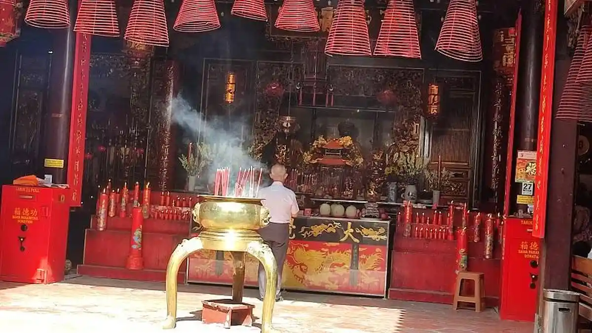 Rangkaian Imlek di Klenteng Tay Kak Sie Semarang : Tanpa Barongsai, Diselipi Pembagian Angpau