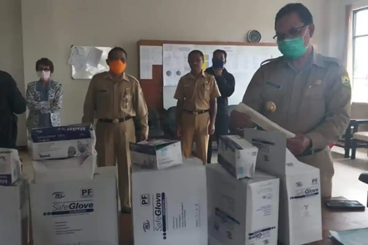 Respon Bupati Deno Saat Terima Bantuan APD dari BKKBN NTT