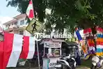 Salah-satu-pedagang-bendera-di-Kabupaten-Landak-rsewrw3.jpg