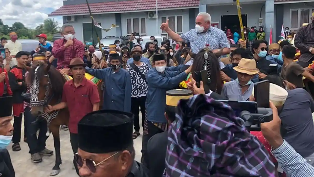 500 Paket Sembako Diserahkan kepada Warga Muara Badak