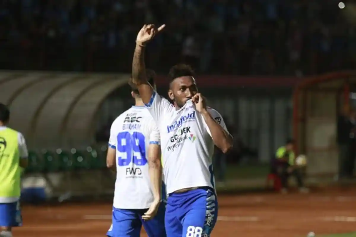 Cetak Gol Bekelas dan Jadi Bintang Kemenangan Persib, Mario Gomez Puji Patrich Wanggai