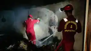 Petugas-Pos-Damkar-Kroya-dan-warga.jpg