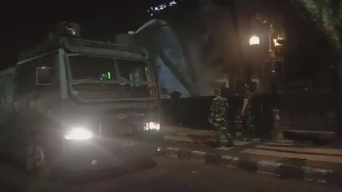 Memanas Aksi Demo Tolak UU TNI Di Malang, Pos Jaga Gedung DPRD Terbakar, 7 Petugas Terluka 