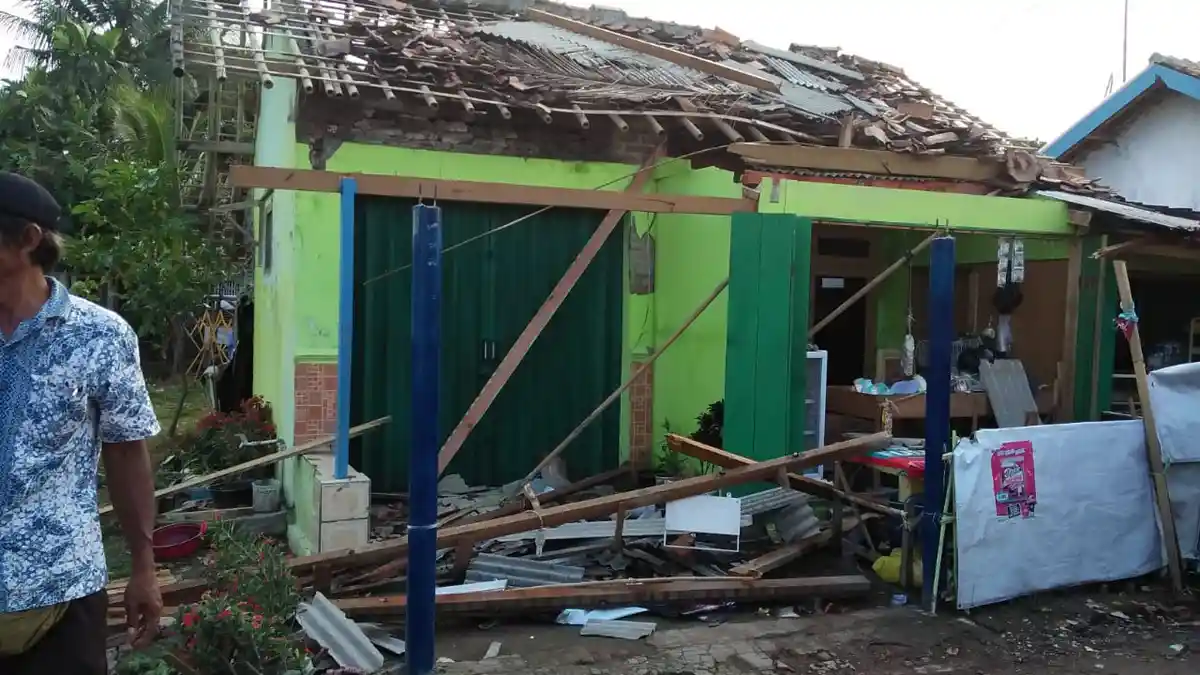 Angin Puting Beliung Juga Terjadi di Karawang, Puluhan Rumah Rusak, Seorang Warga Tertimpa Material