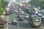 kepadatan-kendaraan-di-gt-cikatama.jpg