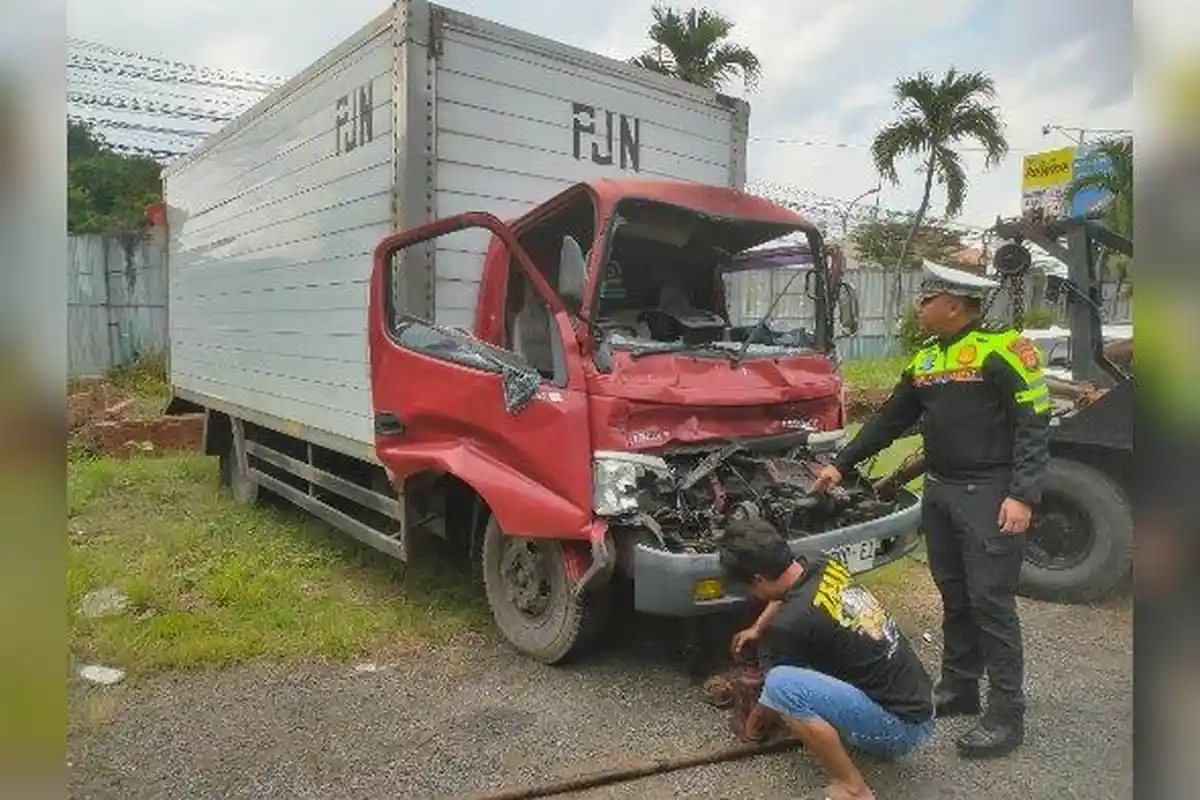 Kecelakaan di Jalan Ahmad Yani Cirebon, Truk Colt Diesel Tabrak Fuso, Sopir Luka dan Dilarikan ke RS