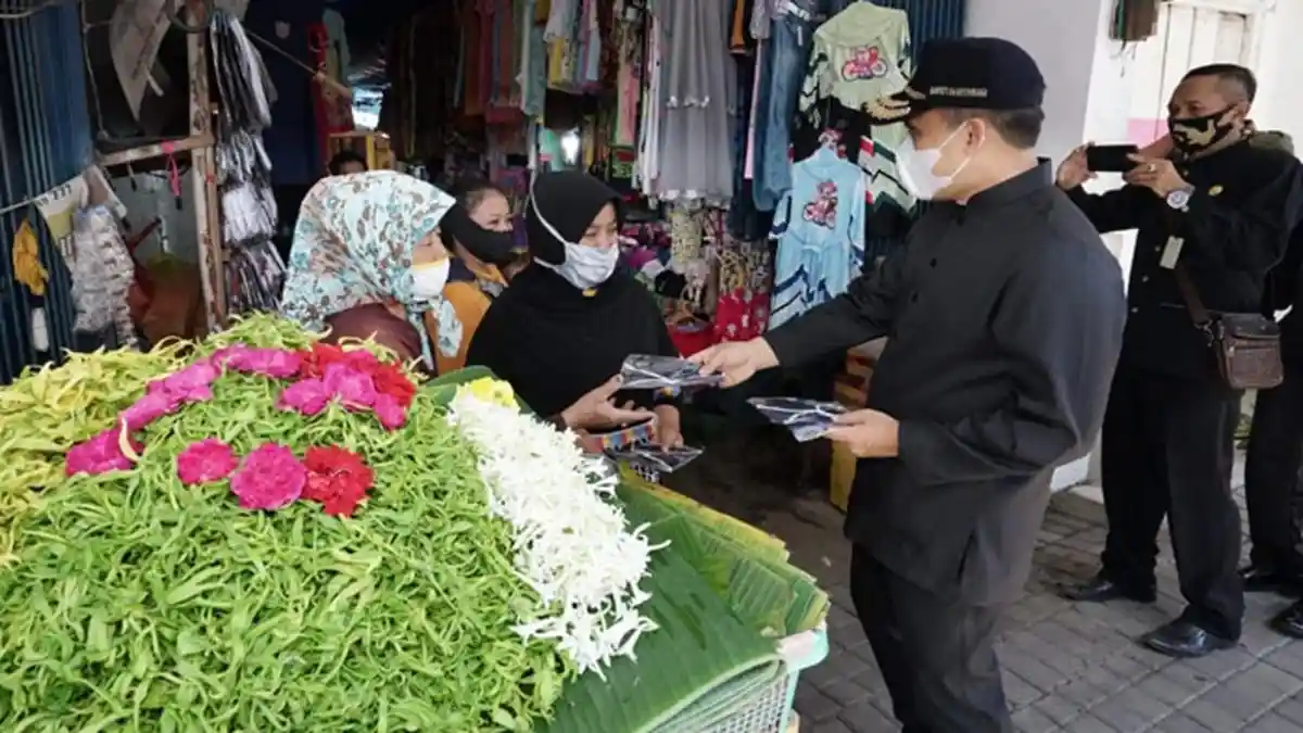 Pandemi Covid-19 Belum Usai, Bupati Abdullah Azwar Anas Kembali Bagi-bagi Masker di Pasar Banyuwangi
