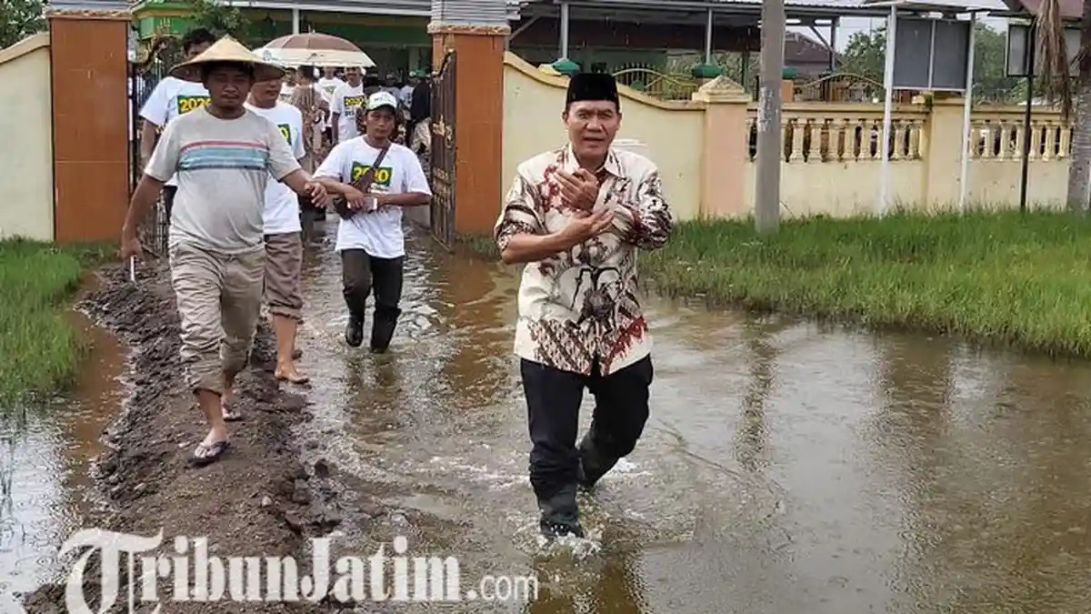 Kunjungi Lokasi Banjir, Bacabup Sidoarjo Bambang Haryo Disambati Warga