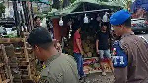 Banyak_PKL_Nekat_Berjualan_Hingga_Badan_Jalan_Arifin_Achmad_Pekanbaru.jpg