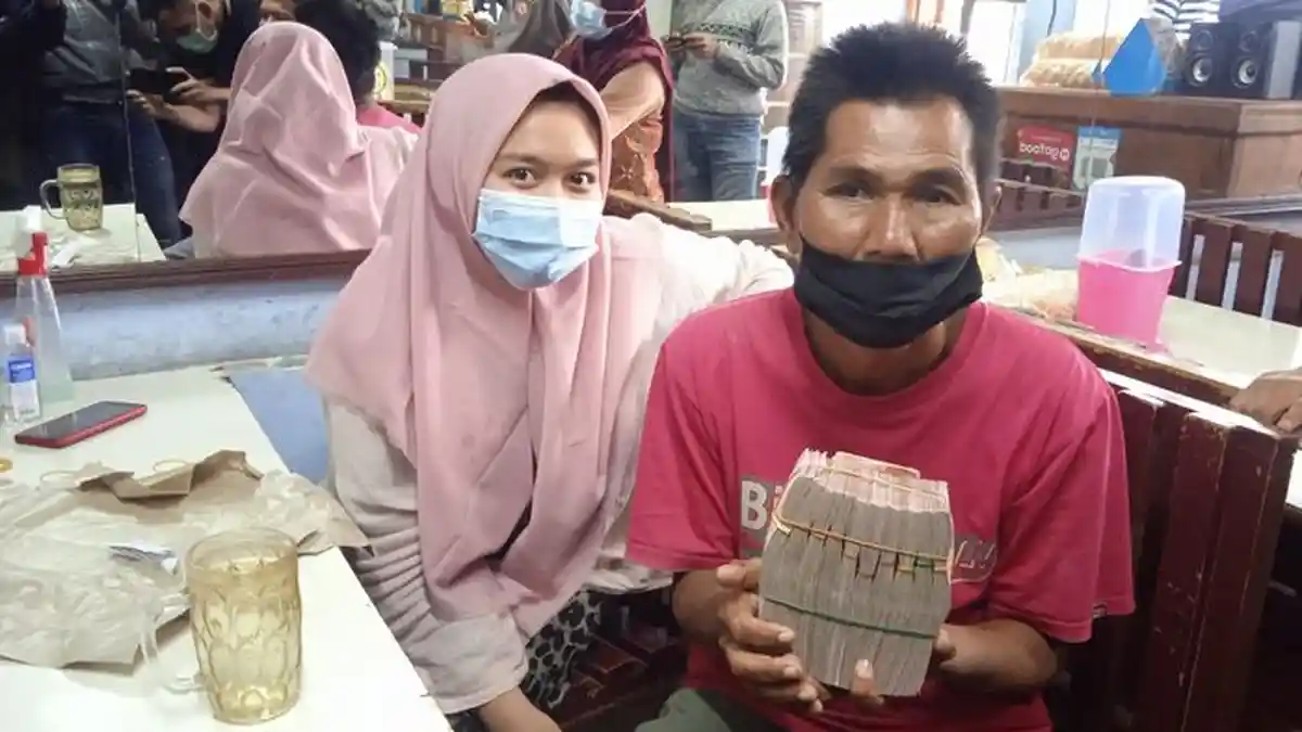 Terima Donasi Rp 108 Juta, Eman Penjual Agar-agar Langsung Bayar Zakat, Amel Terharu dan Gemeteran