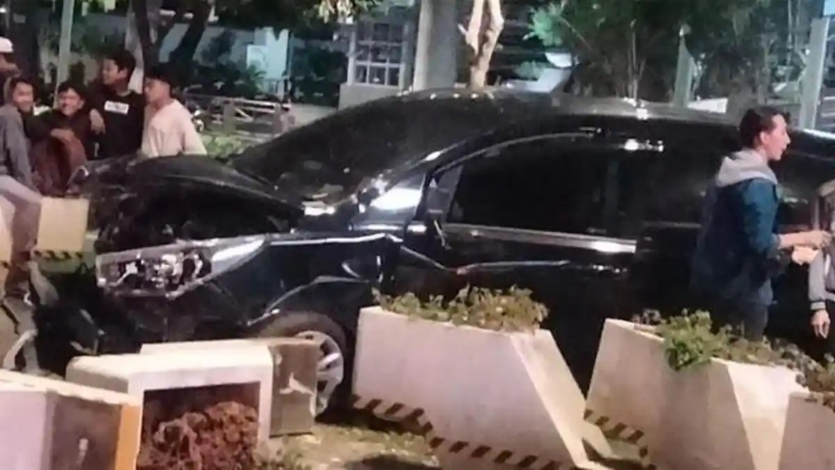 Kecelakaan di Jalan Sudirman Dini Hari Tadi, Minibus Tabrak Dua Motor