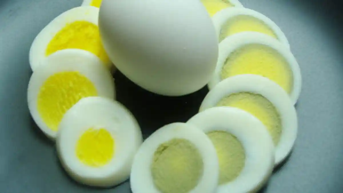 Mengapa Bagian Pinggir Kuning Telur Rebus Berwarna Kehijauan?