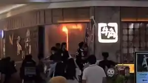Asap-hitam-tebal-disertai-kobaran-api-dari-sebuah-restoran-Gyukaku-di-PIM.jpg