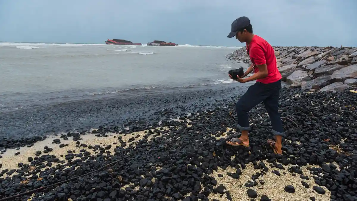 Tongkang Terbelah, Terpisah Sejauh 200 Meter