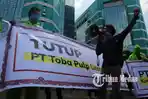 Berita Foto: Menggunakan APD, Aliansi Gerak Tutup TPL Melakukan Aksi di Depan Uniland Plaza