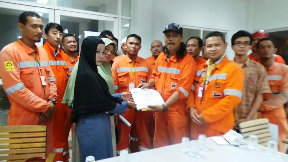 Febrianti tak Sanggup Berkata-Kata Saat Terima Bantuan FSPMI PT Saipem Kariimun