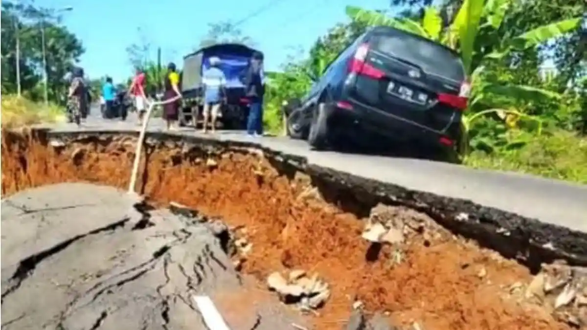 Gara-Gara Mobil Nekat Lewat dan Tersangkut, Jalan Ambles Penghubung Ungaran-Mranggen Ditutup Total